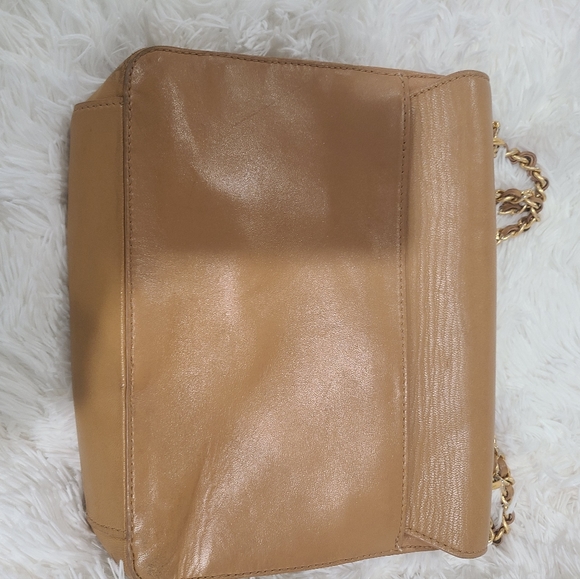 Tory Burch Britten Large Adjustable Shoulder Bag in Bark Leather, Logo - Picture 4 of 10